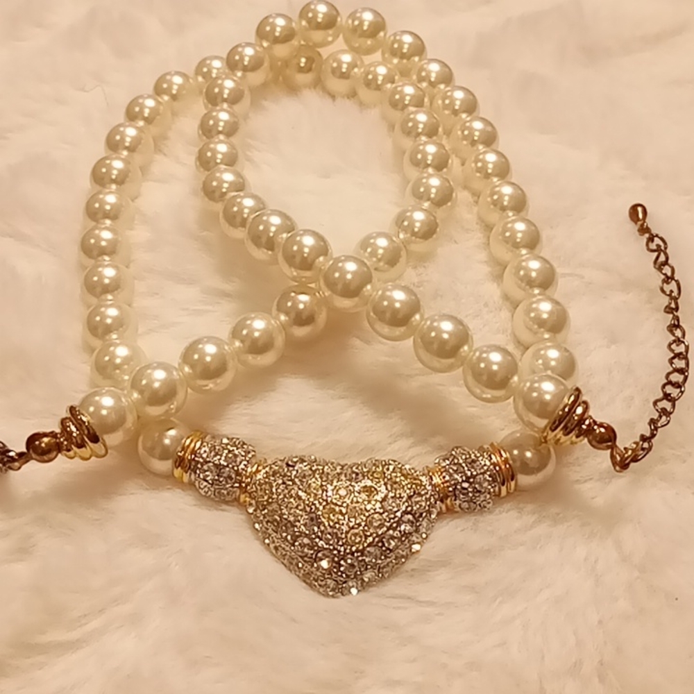 Vintage faux pearl necklace with gold faux diamond with heart pendant